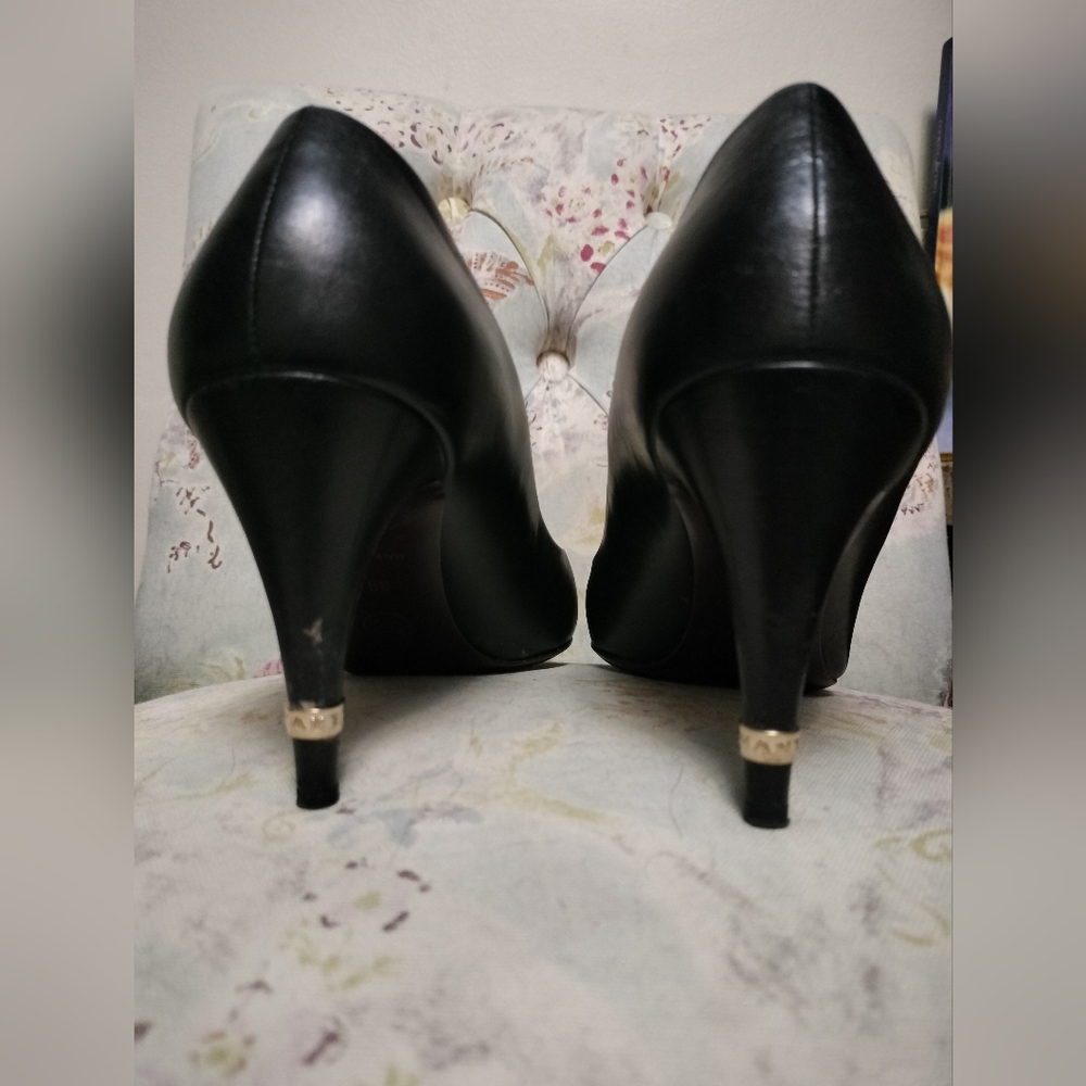 Chanel Authentic 👠 Heels - Picture 2 of 9